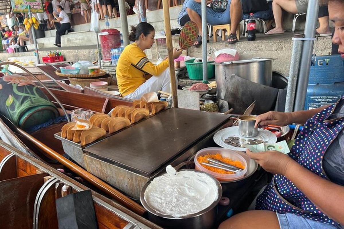 um grupo de pessoas preparando comida em um mercado