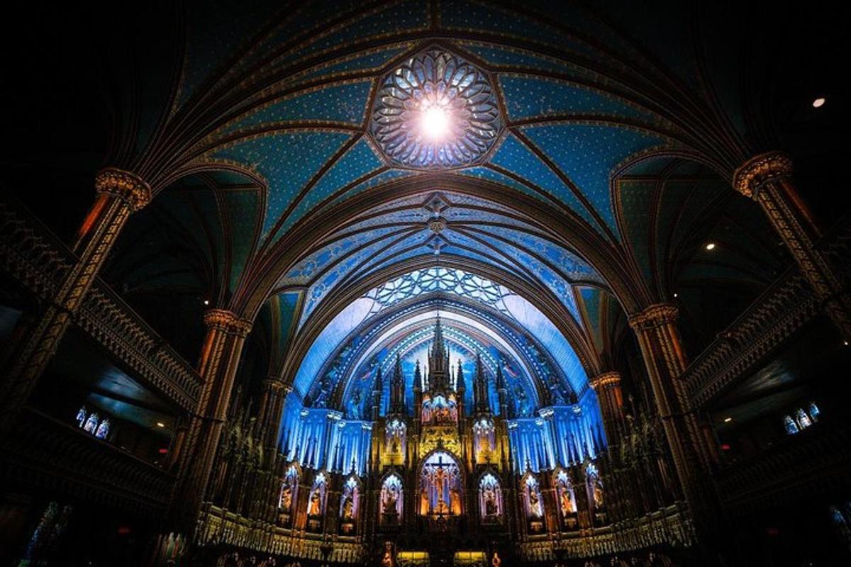 une grande église avec un plafond bleu et une fenêtre