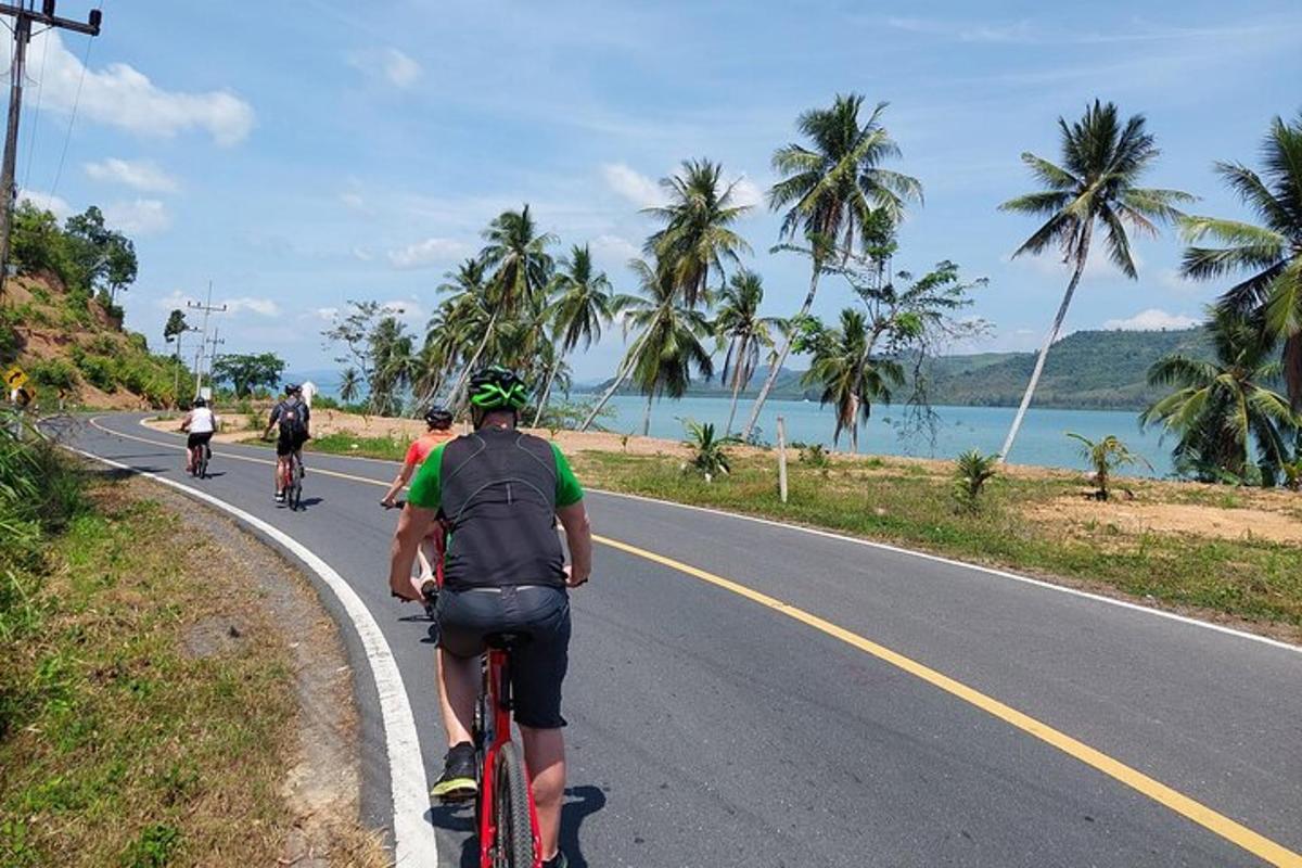 sekumpulan orang menunggang basikal di jalan raya