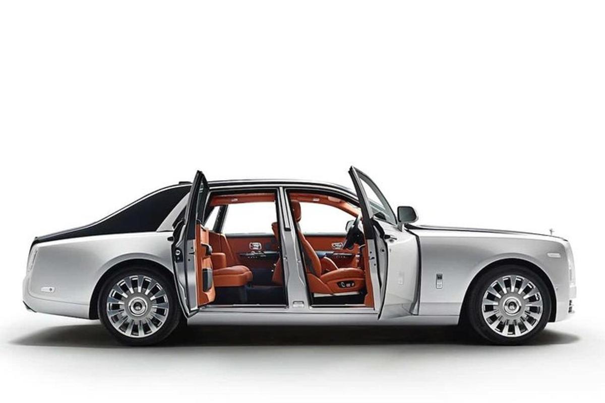 bílé auto s otevřenými dveřmi na bílém pozadí