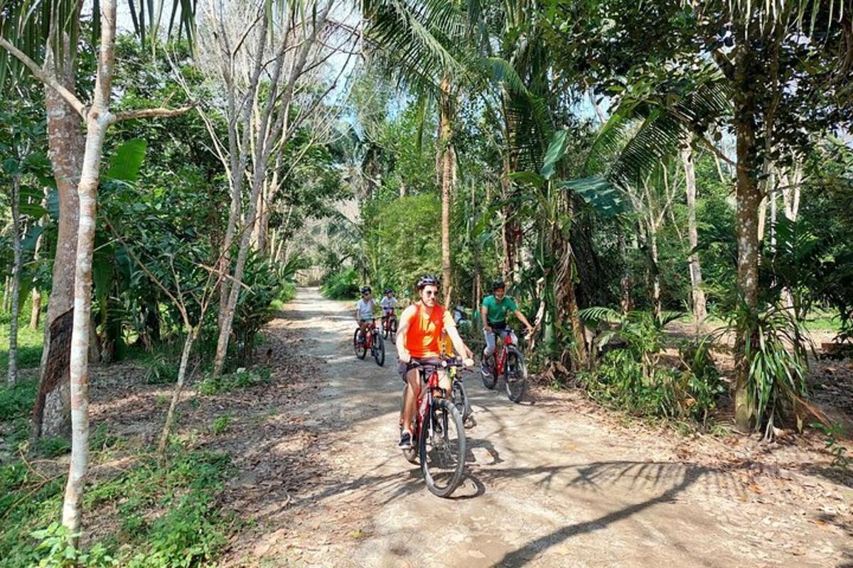 sekumpulan orang menunggang basikal melalui jalan tanah