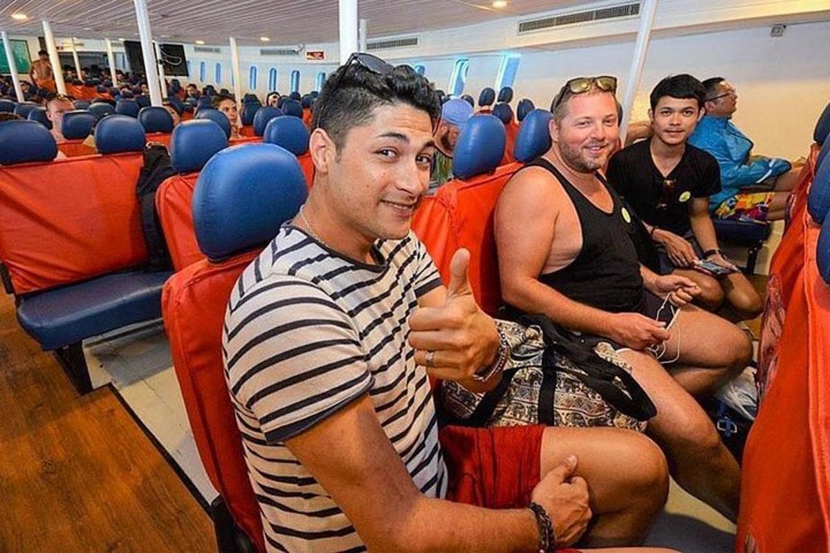 un gruppo di uomini seduti su un aereo