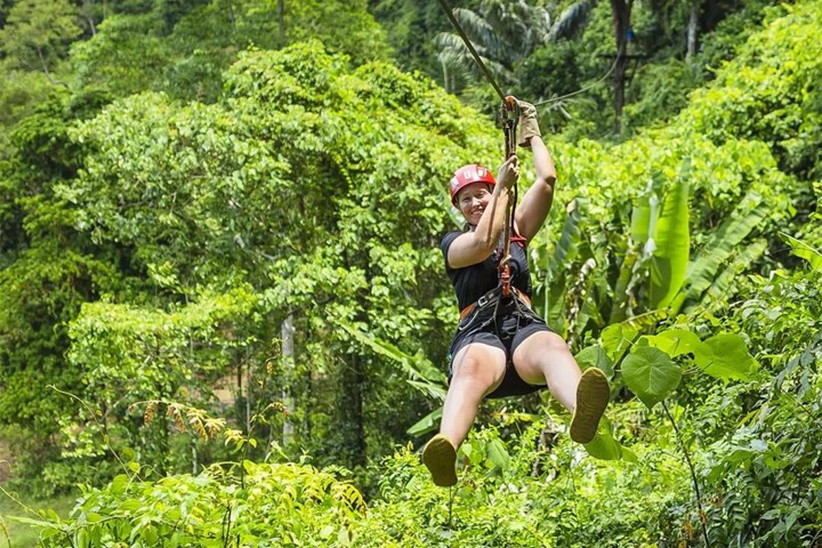 Una mujer está haciendo tirolesa a través de la jungla