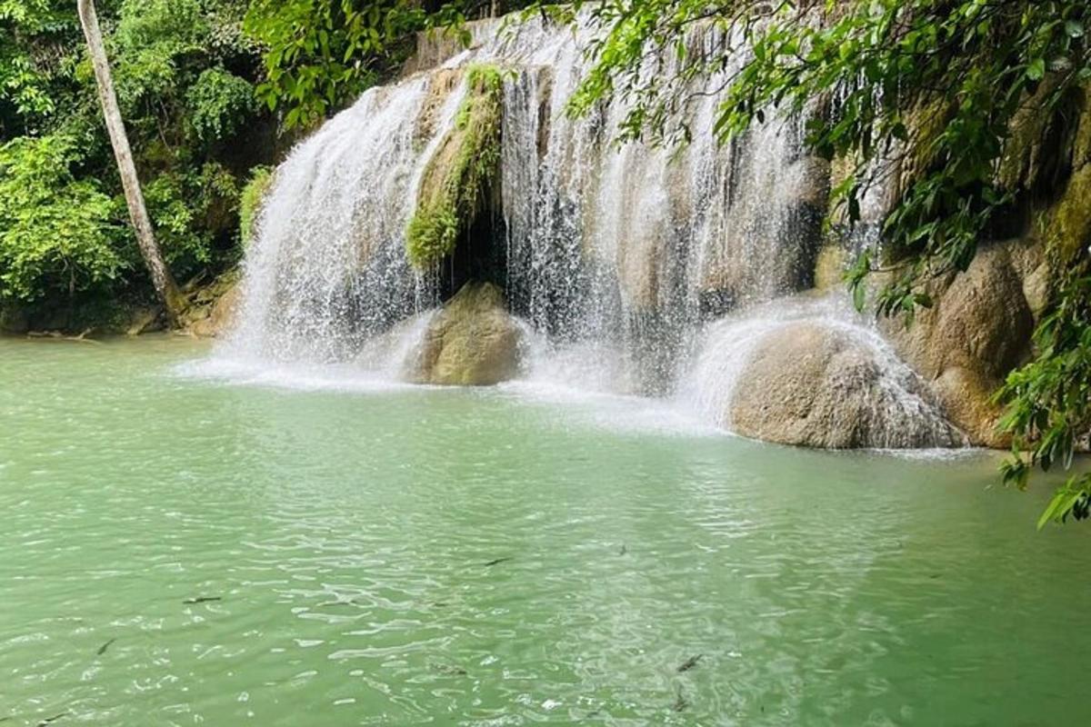 air terjun di tengah-tengah badan air
