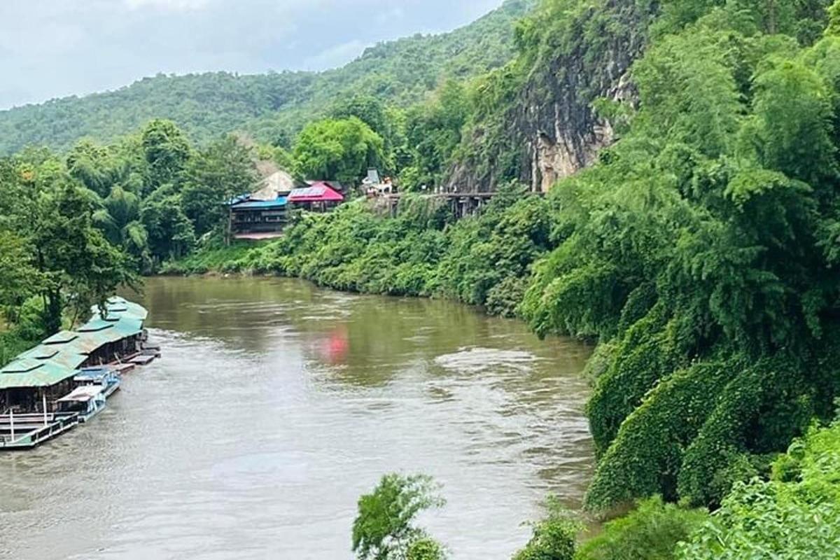sungai dengan beberapa bot di tepinya