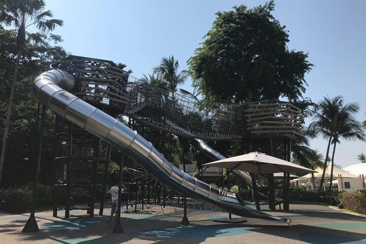 רכבת הרים בפארק עם מגלשה