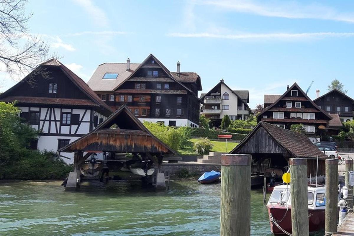 sekumpulan rumah di sungai dengan bot