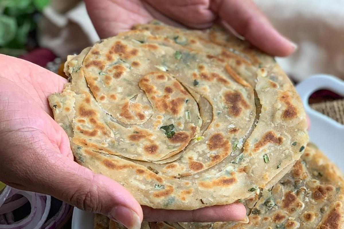 una persona che tiene una tortilla in mano