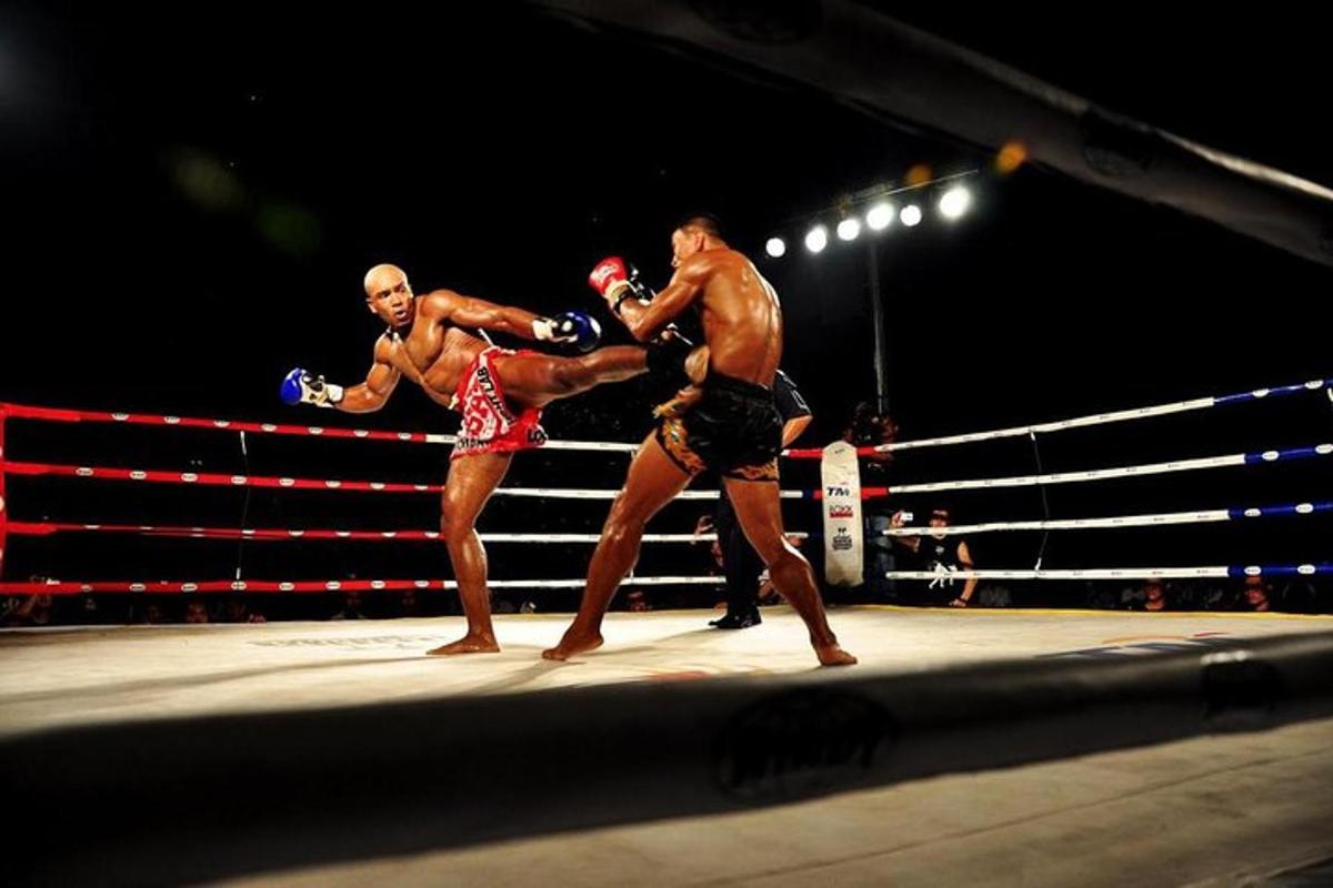 doi bărbați se luptă într-un ring de box