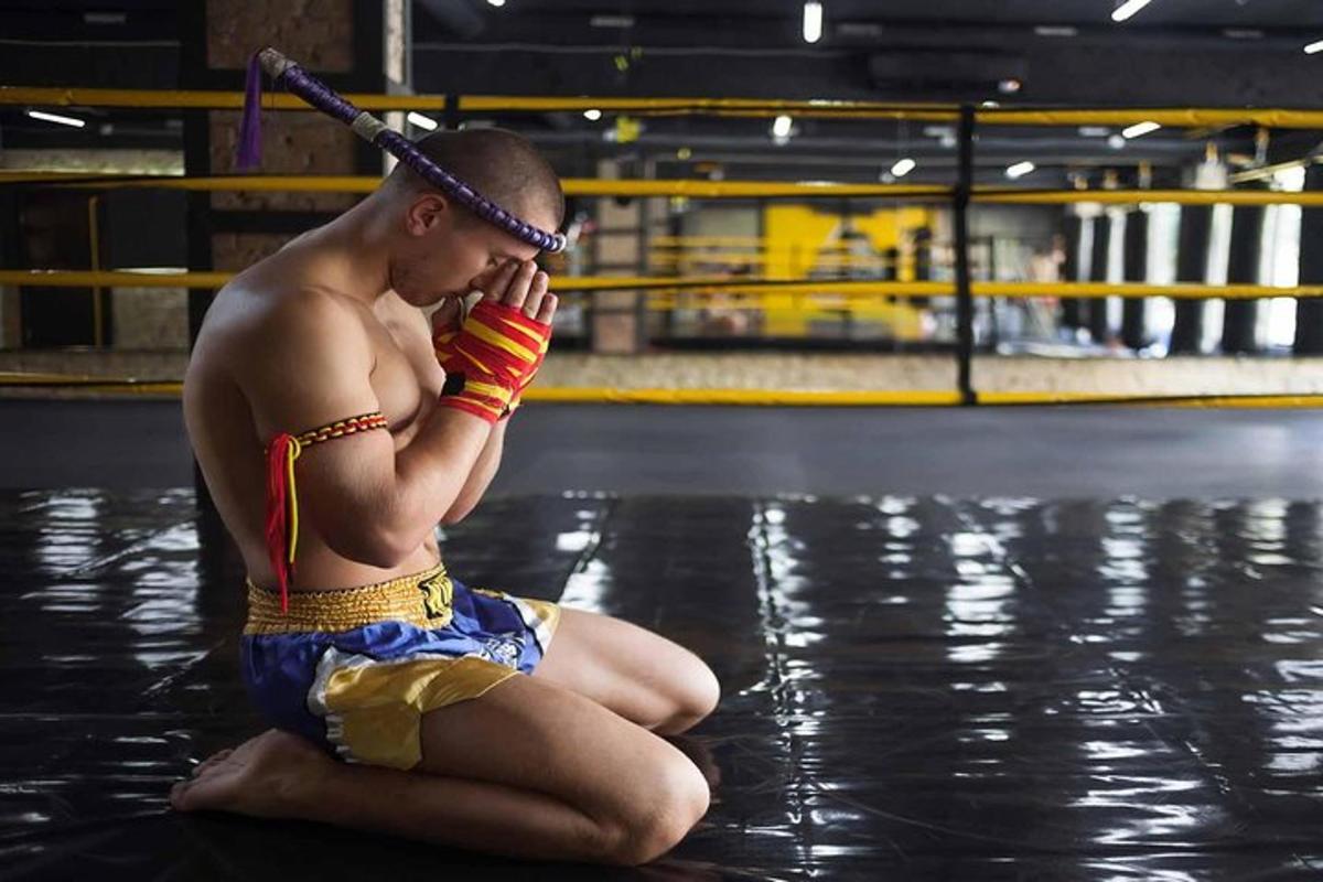 un tânăr într-un ring de lupte cu un cerc