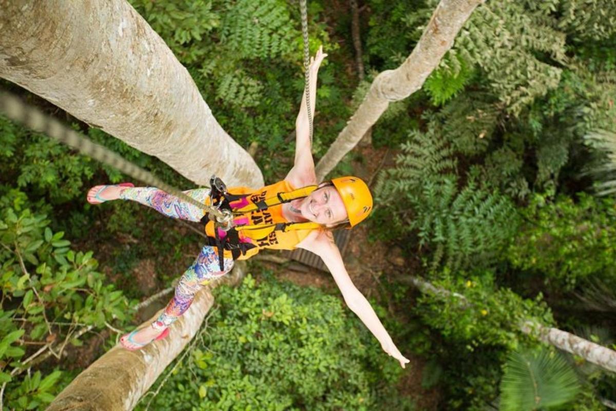 dívka ve žluté helmě na zip line