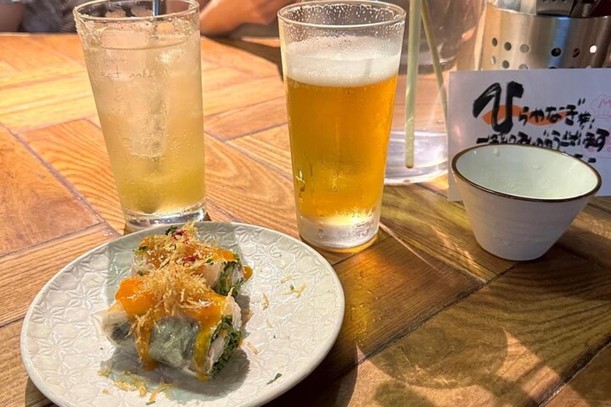 um prato de comida e um copo de cerveja em uma mesa