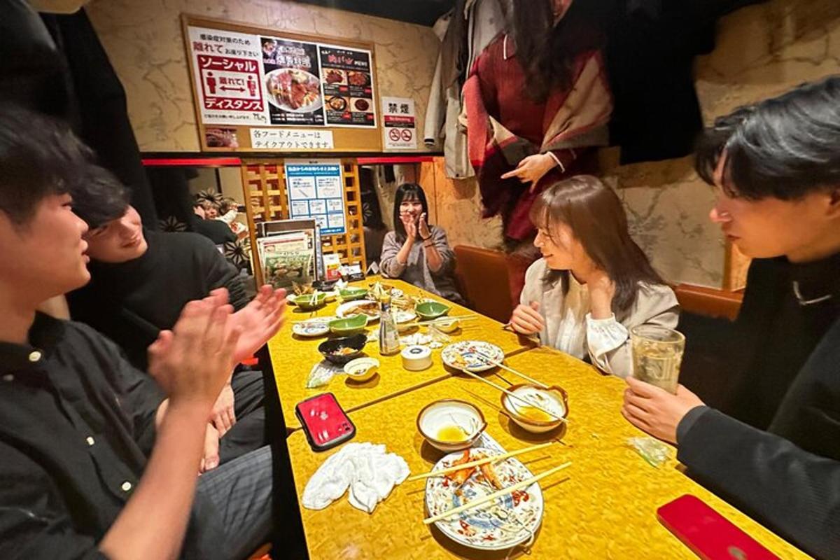 um grupo de pessoas sentadas ao redor de uma mesa em um restaurante