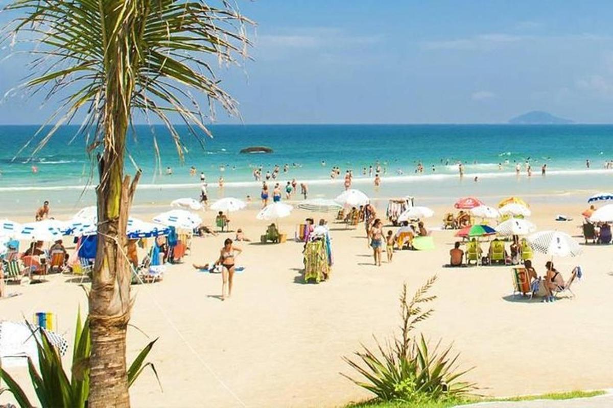 um grupo de pessoas em uma praia com guarda-sóis