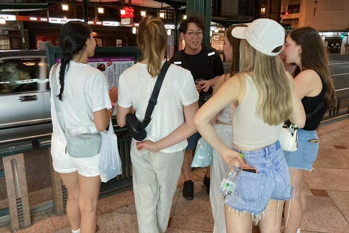 μια ομάδα ανθρώπων που στέκονται τριγύρω σε ένα κατάστημα