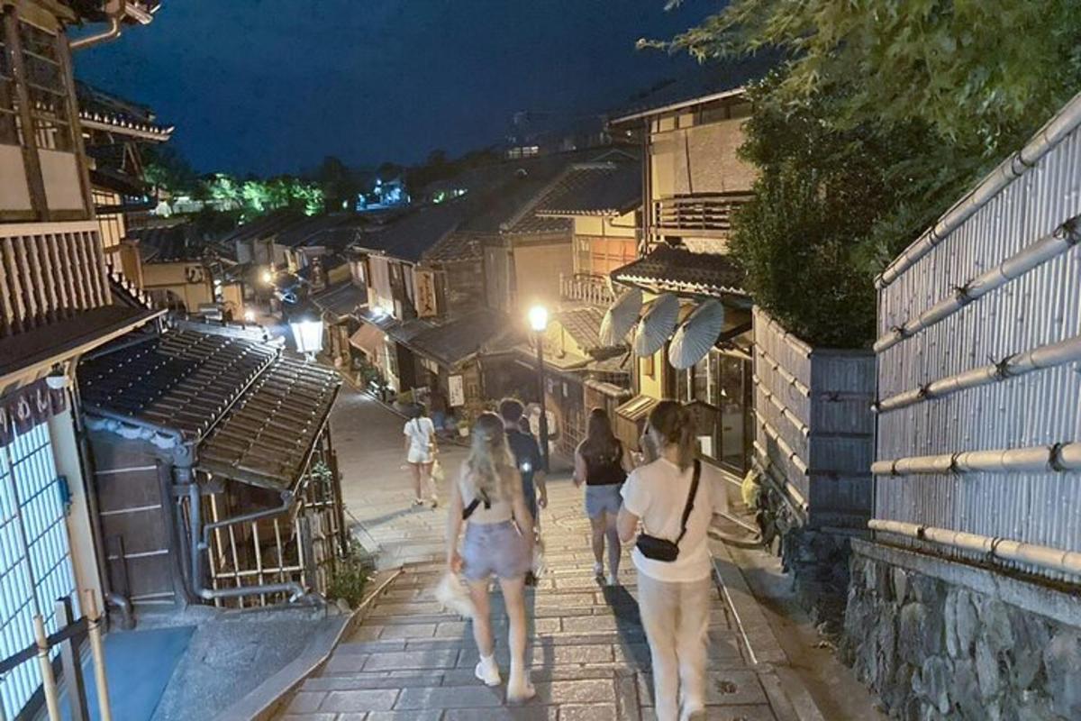 un gruppo di persone che camminano lungo una strada di notte
