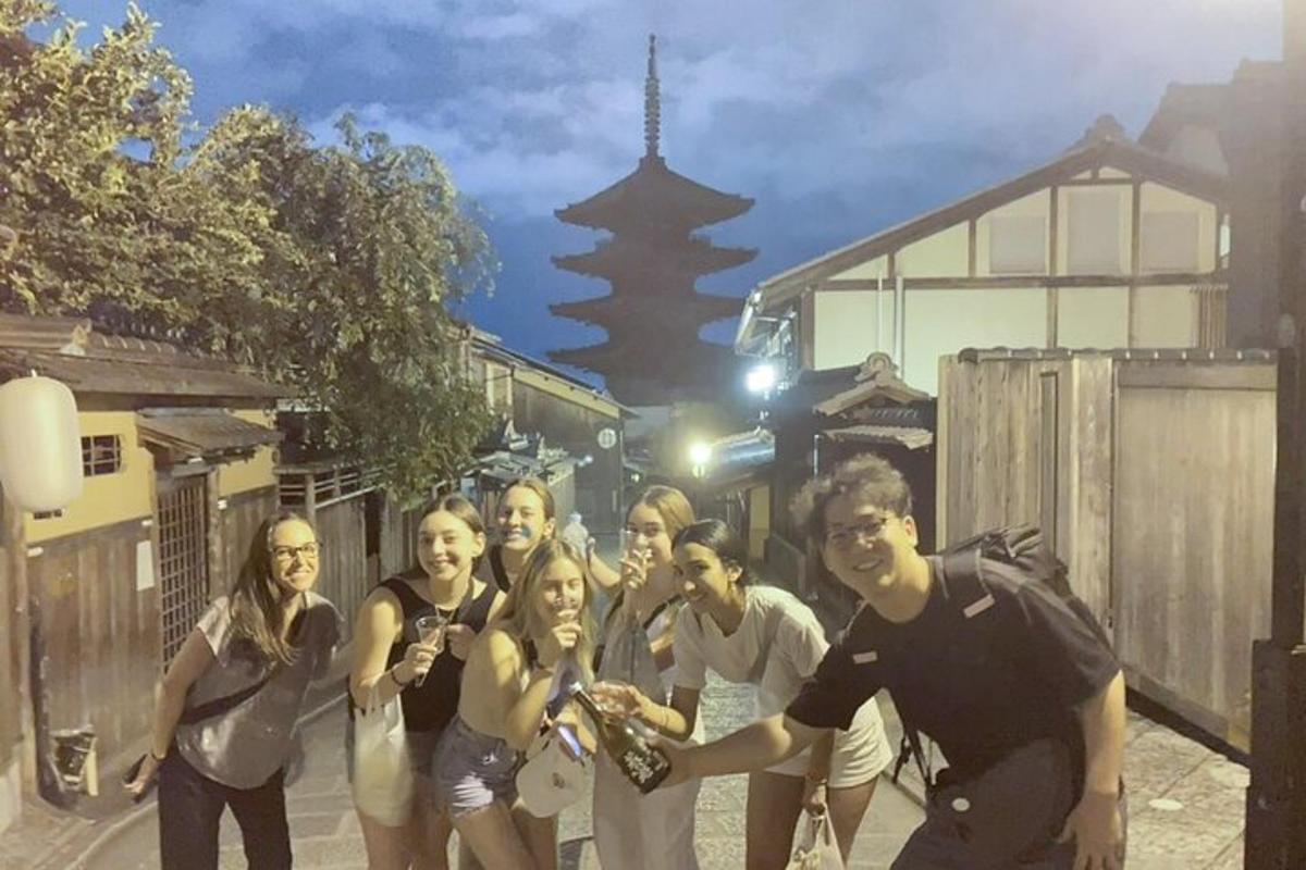 un gruppo di persone in posa per una foto davanti a una pagoda