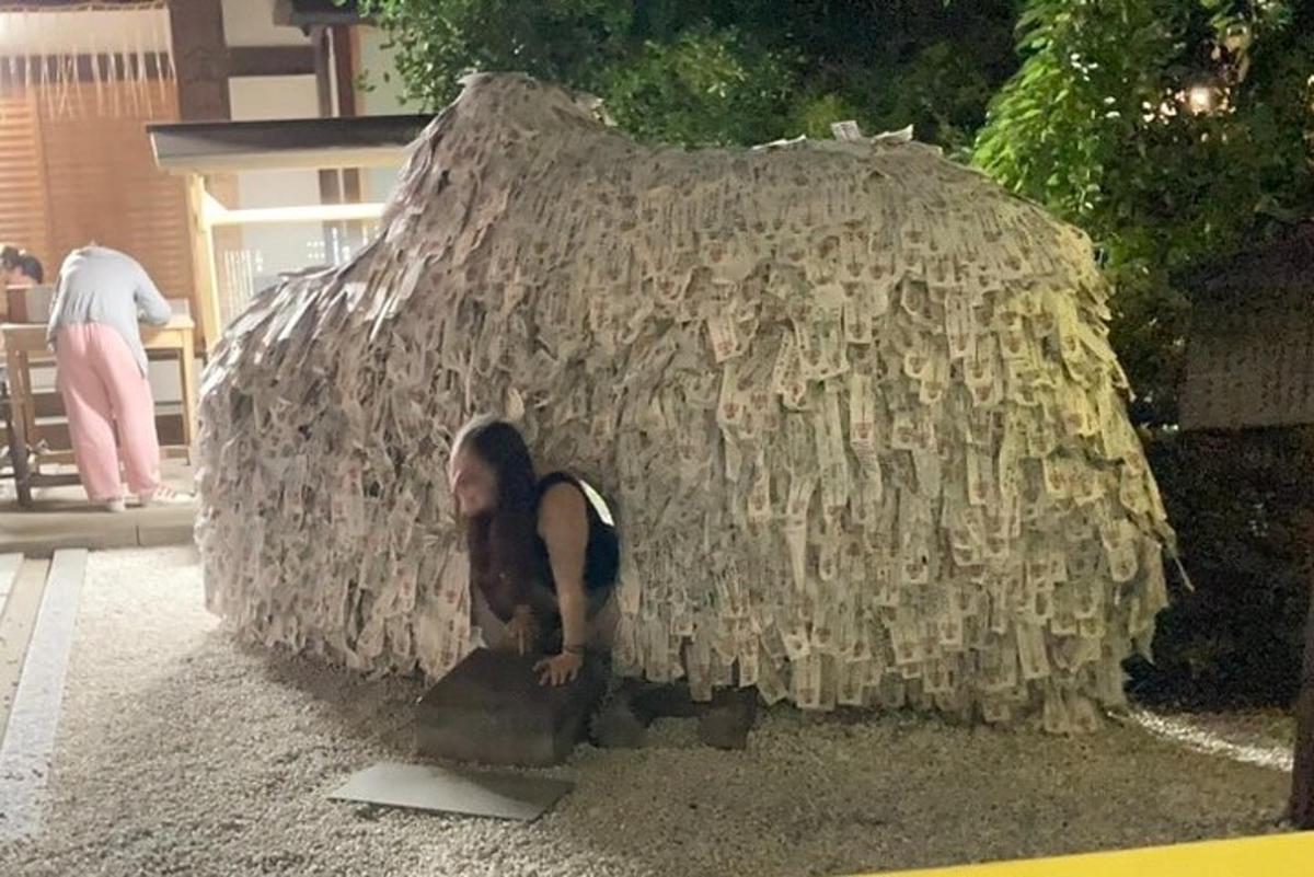 una persona è seduta in una capanna di paglia
