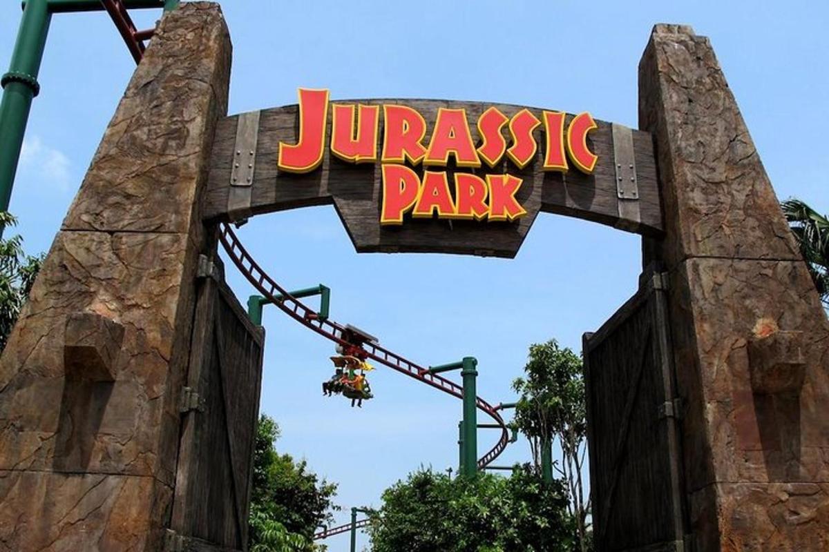 a entrance to the jurassic park sign at the park