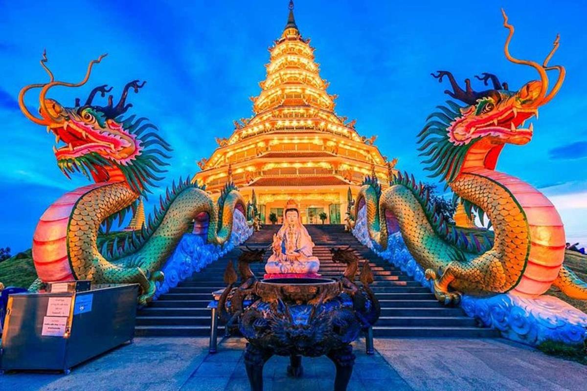 Una mujer sentada frente a una pagoda con dragones.