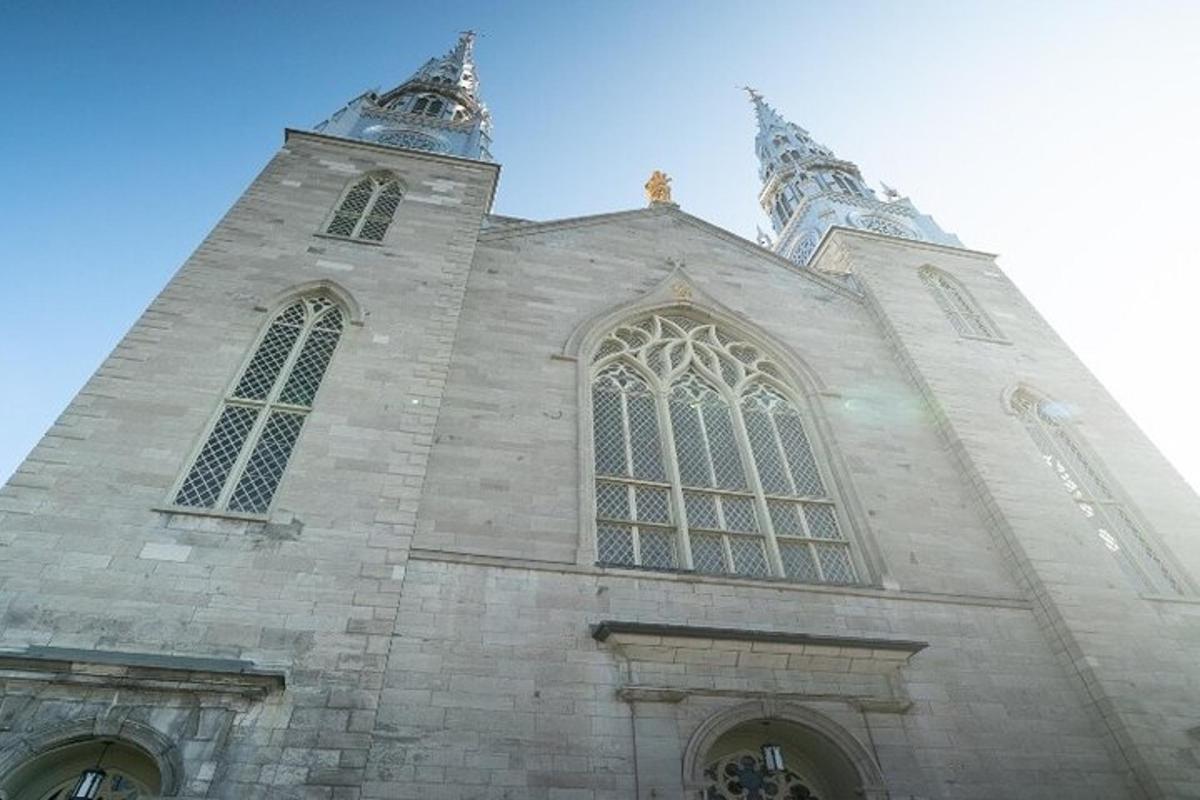 kostel s věží s okny a modrou oblohou