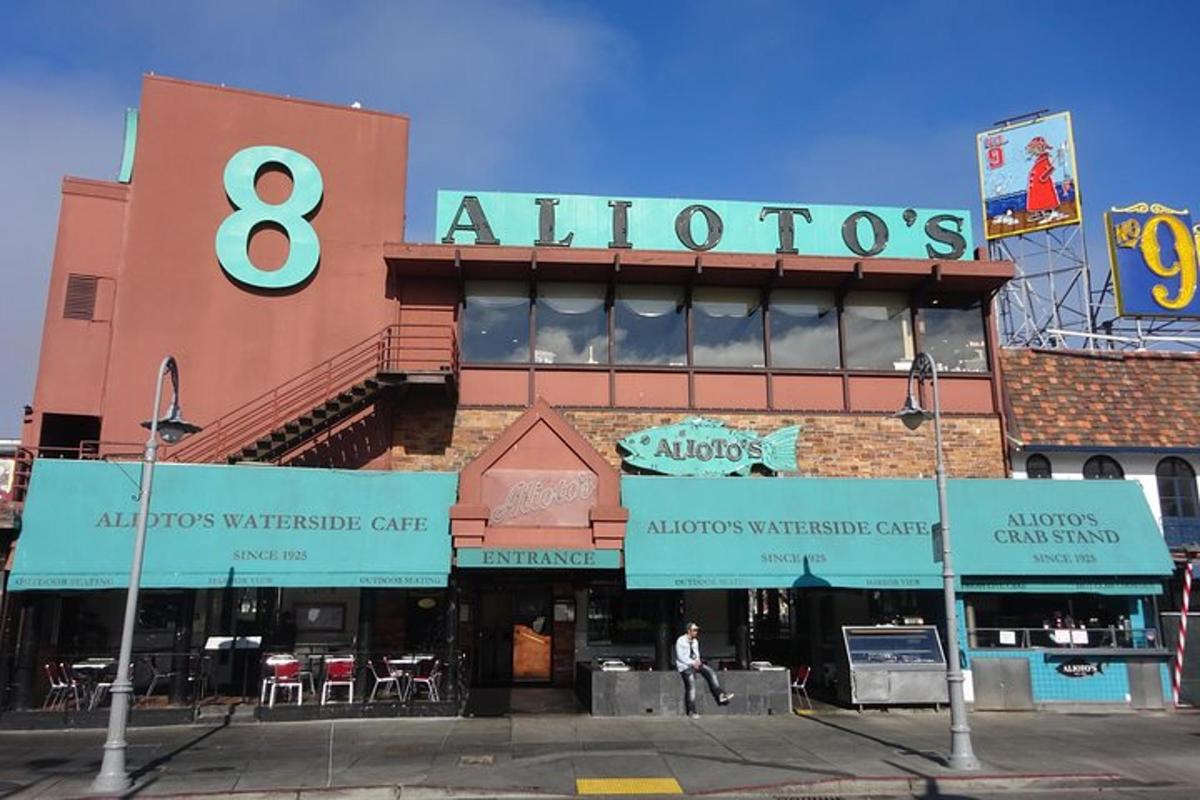 Un gran edificio con un cartel de Aloftos.