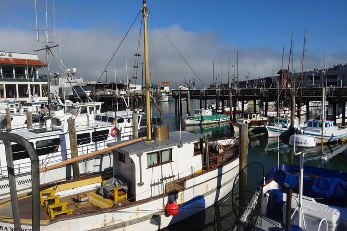 un grupo de barcos atracados en un puerto