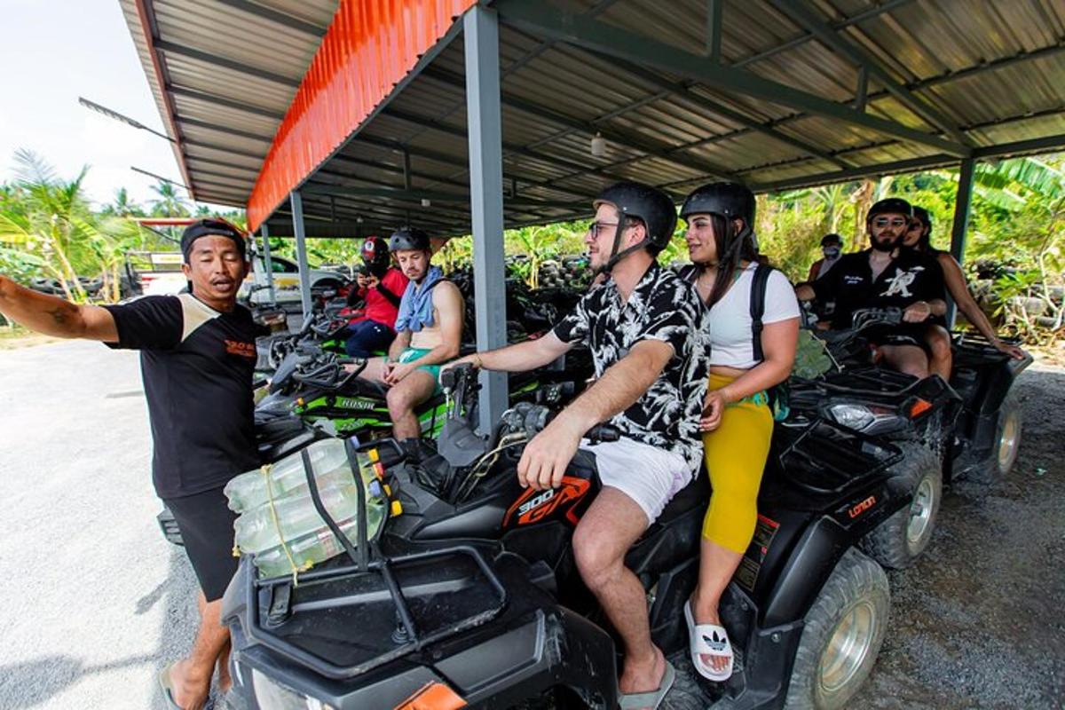 grupa ljudi koji sjede na ATV-ima pod šatorom