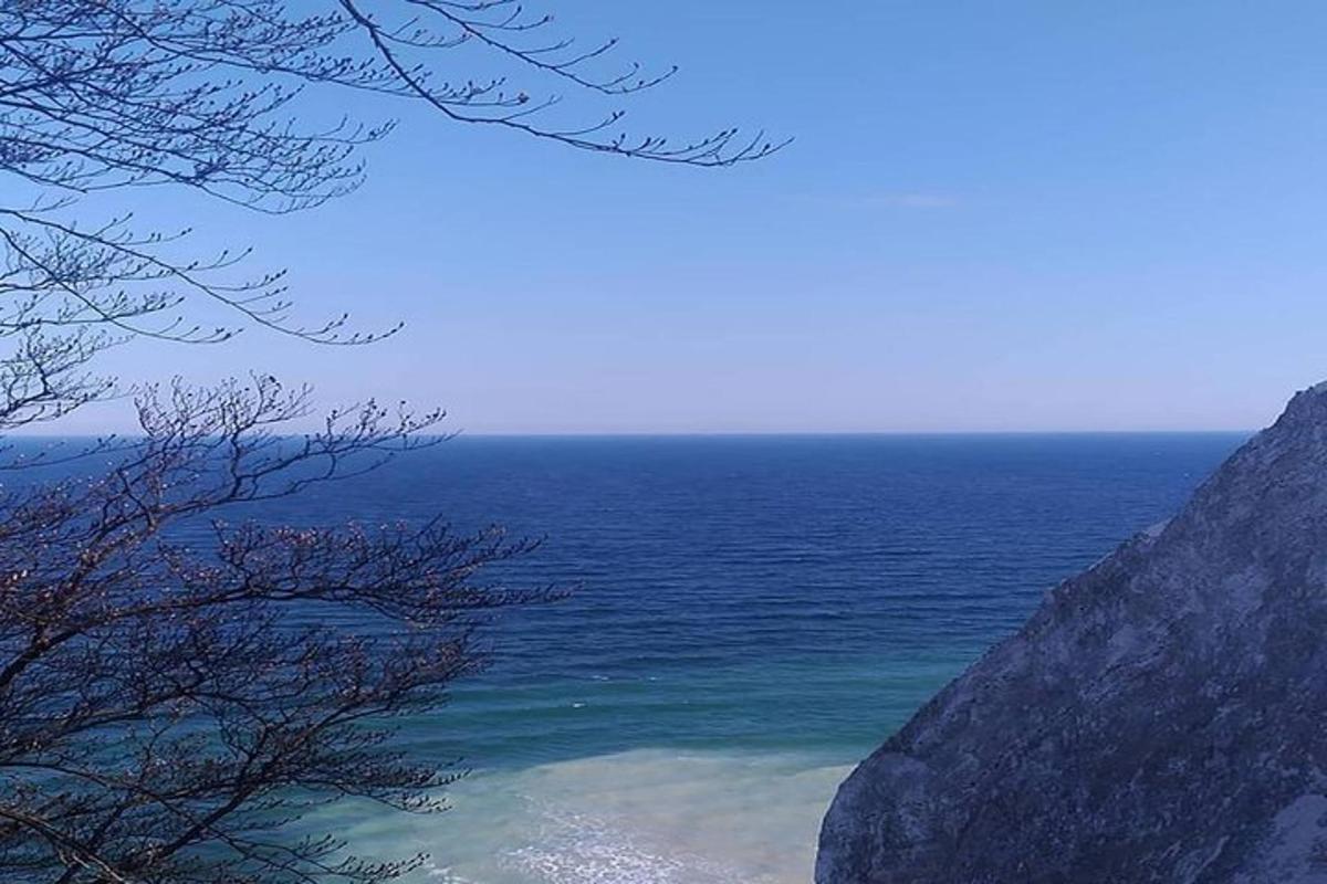 uma vista do oceano de um penhasco
