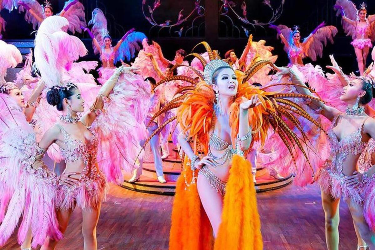 un gruppo di donne in costumi colorati su un palco