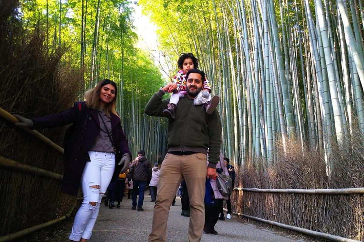 un uomo e una donna che camminano in una foresta di bambù