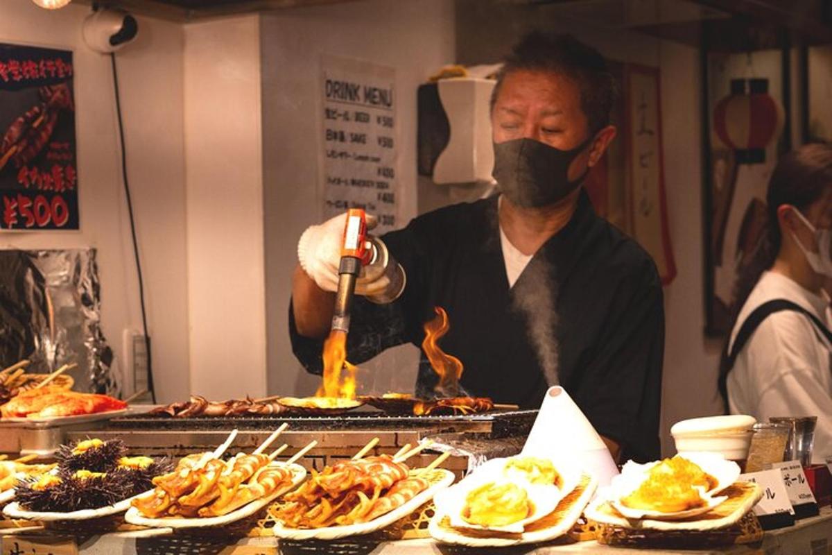 egy maszkot viselő férfi grillen főz