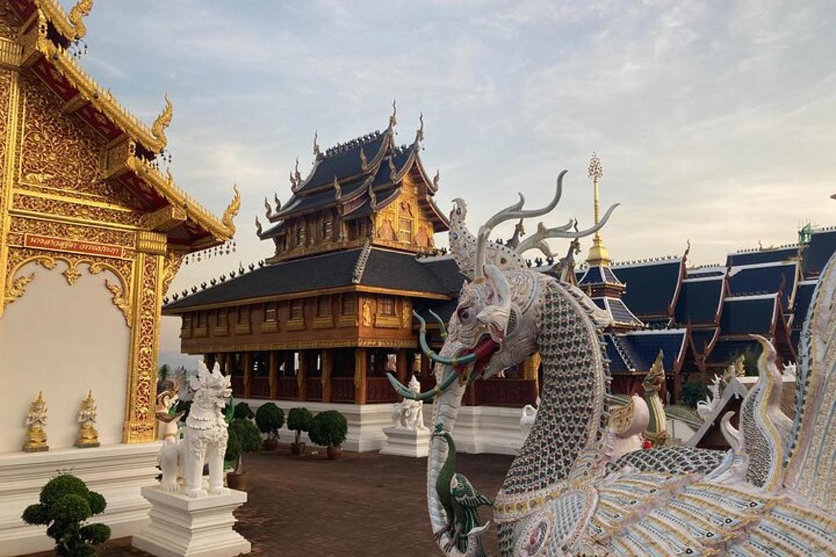 sebuah bangunan dengan patung naga di depannya