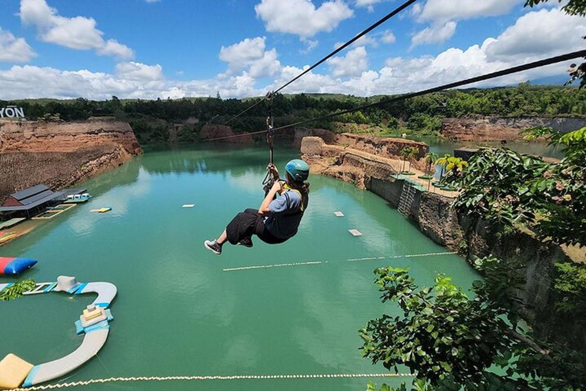 một người trên đường trượt zipline qua sông