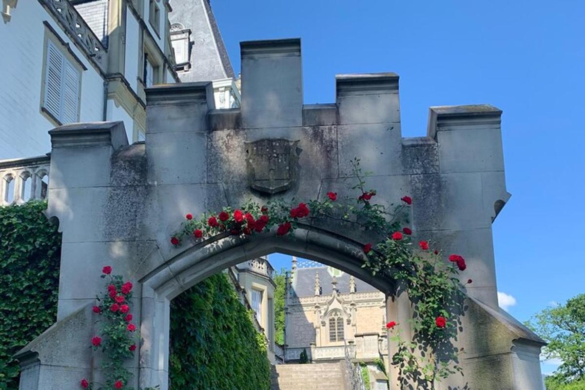 un arc amb flors vermelles en un edifici