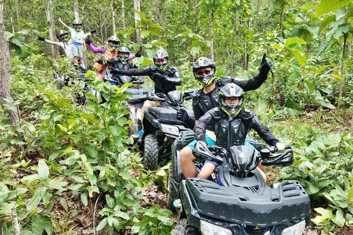 grupp inimesi, kes sõidavad metsas ATV-dega