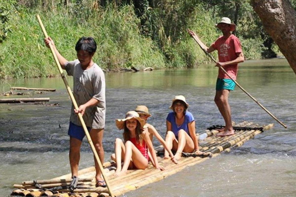 un gruppo di persone su una zattera in acqua