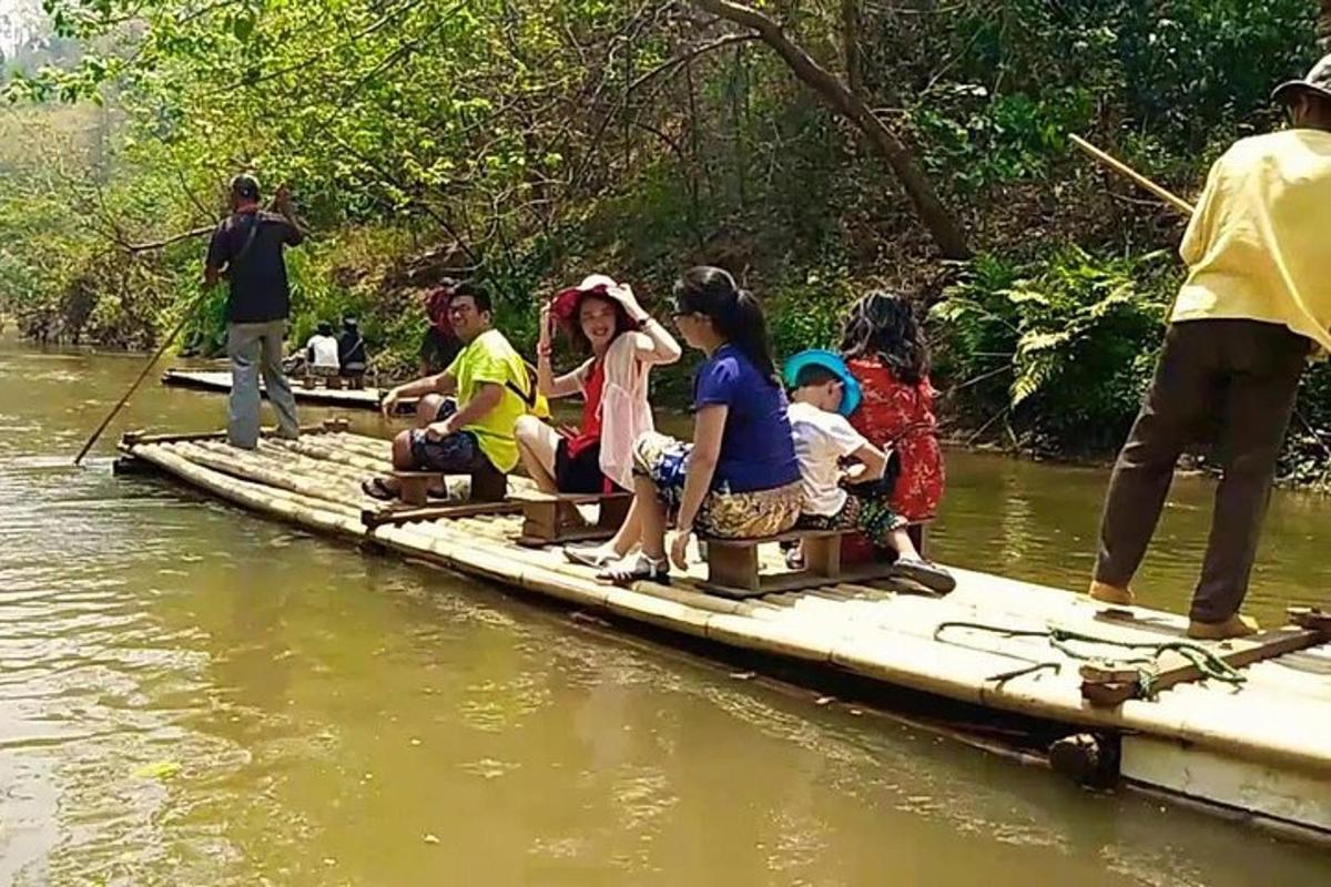 un gruppo di persone sedute su una zattera in acqua
