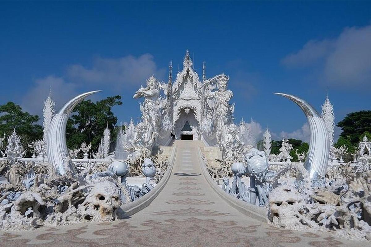 valge tempel, mille juurde viib tee