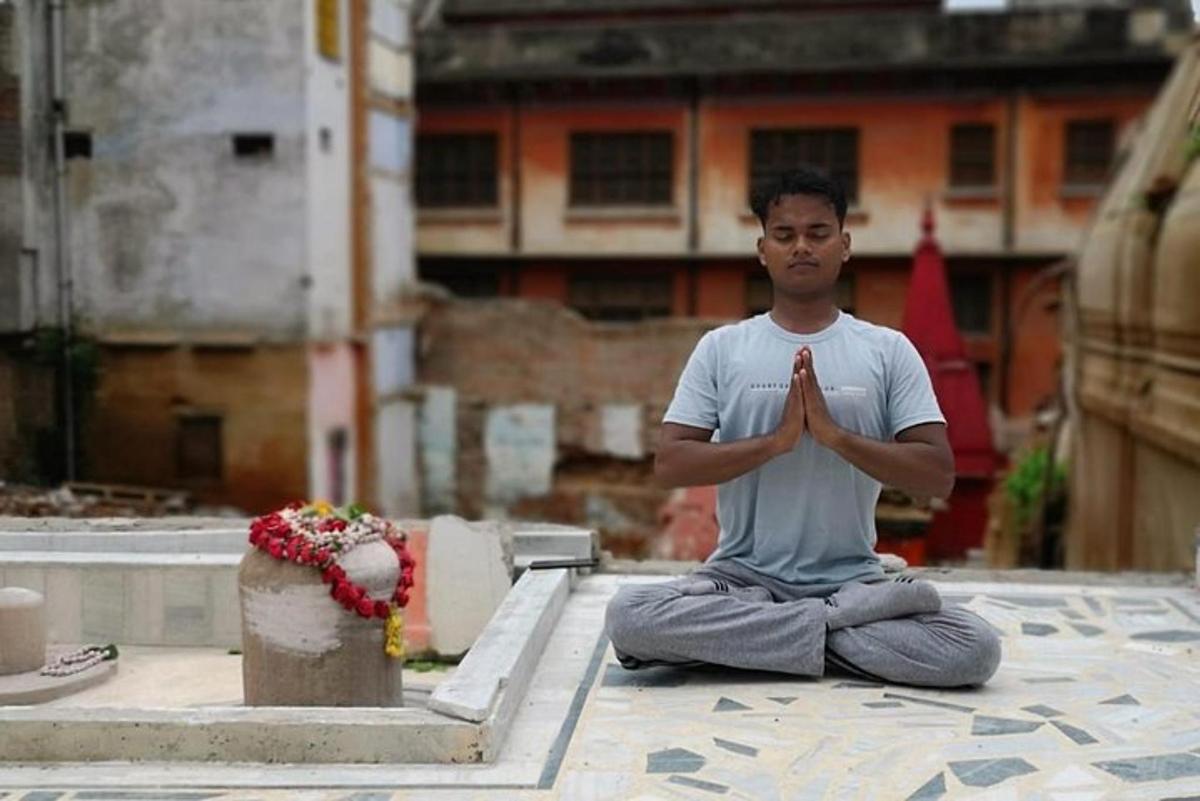 um homem sentado no chão em uma pose de ioga