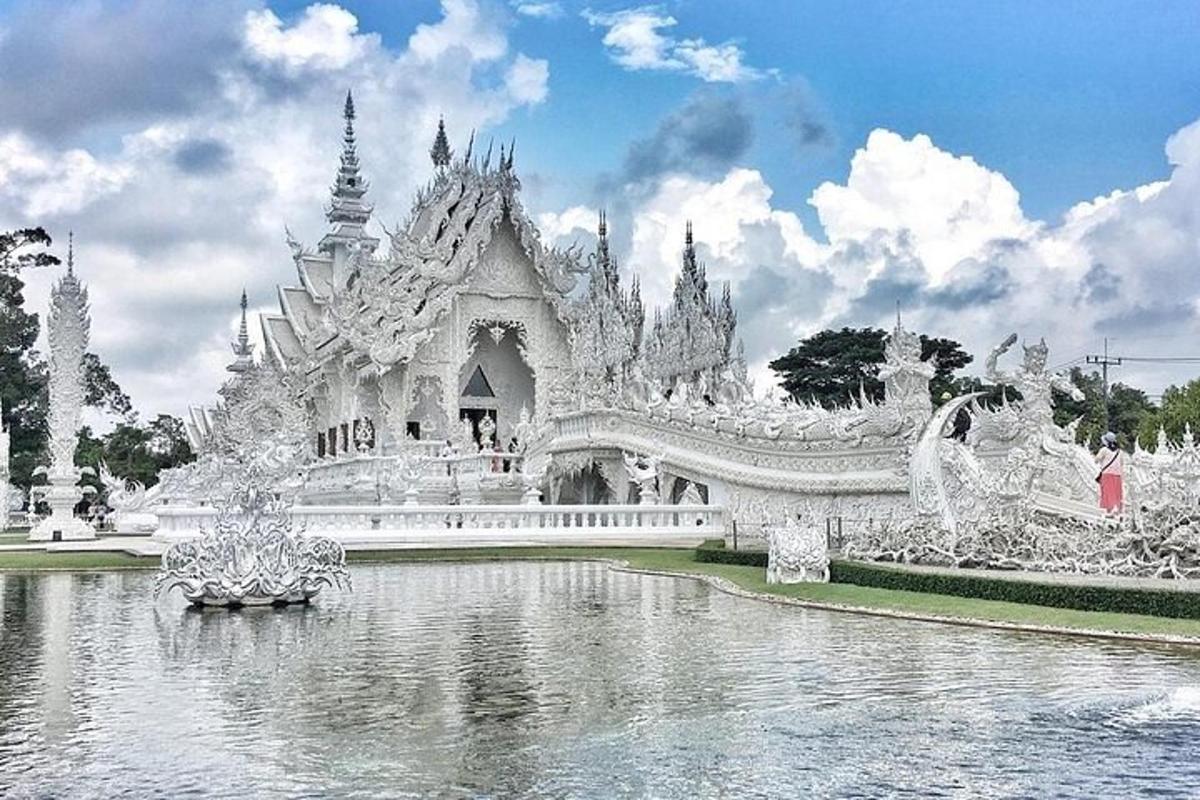 valge tempel, mille ees on tiik