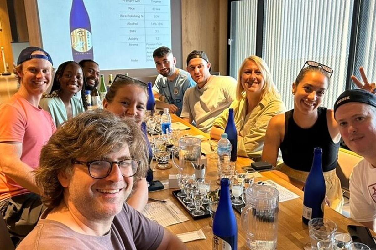 un gruppo di persone sedute attorno a un tavolo