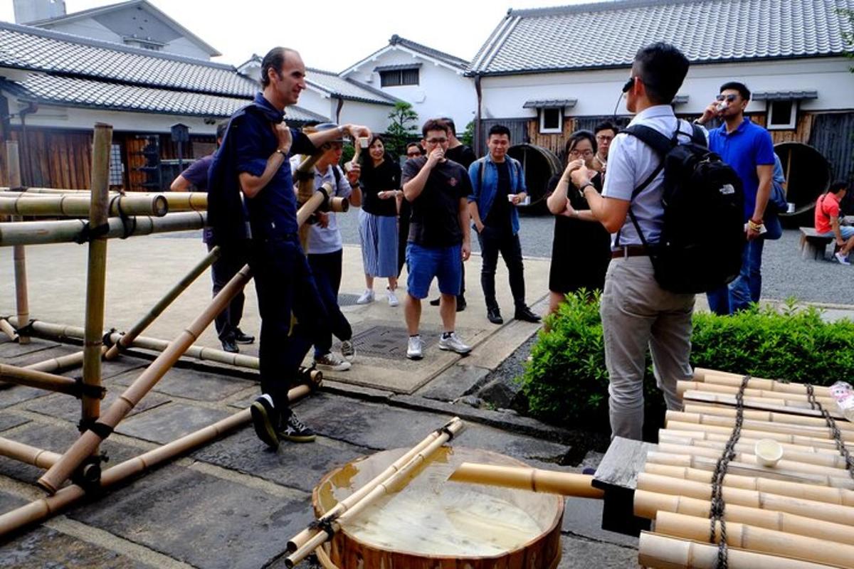 un grup de persones fent fotos d'un instrument de percussió