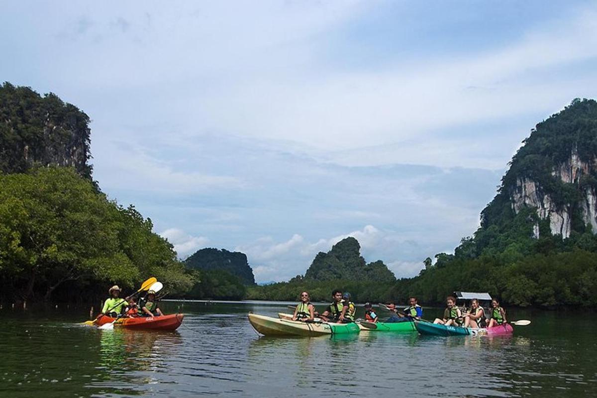 một nhóm người chèo thuyền kayak trên sông