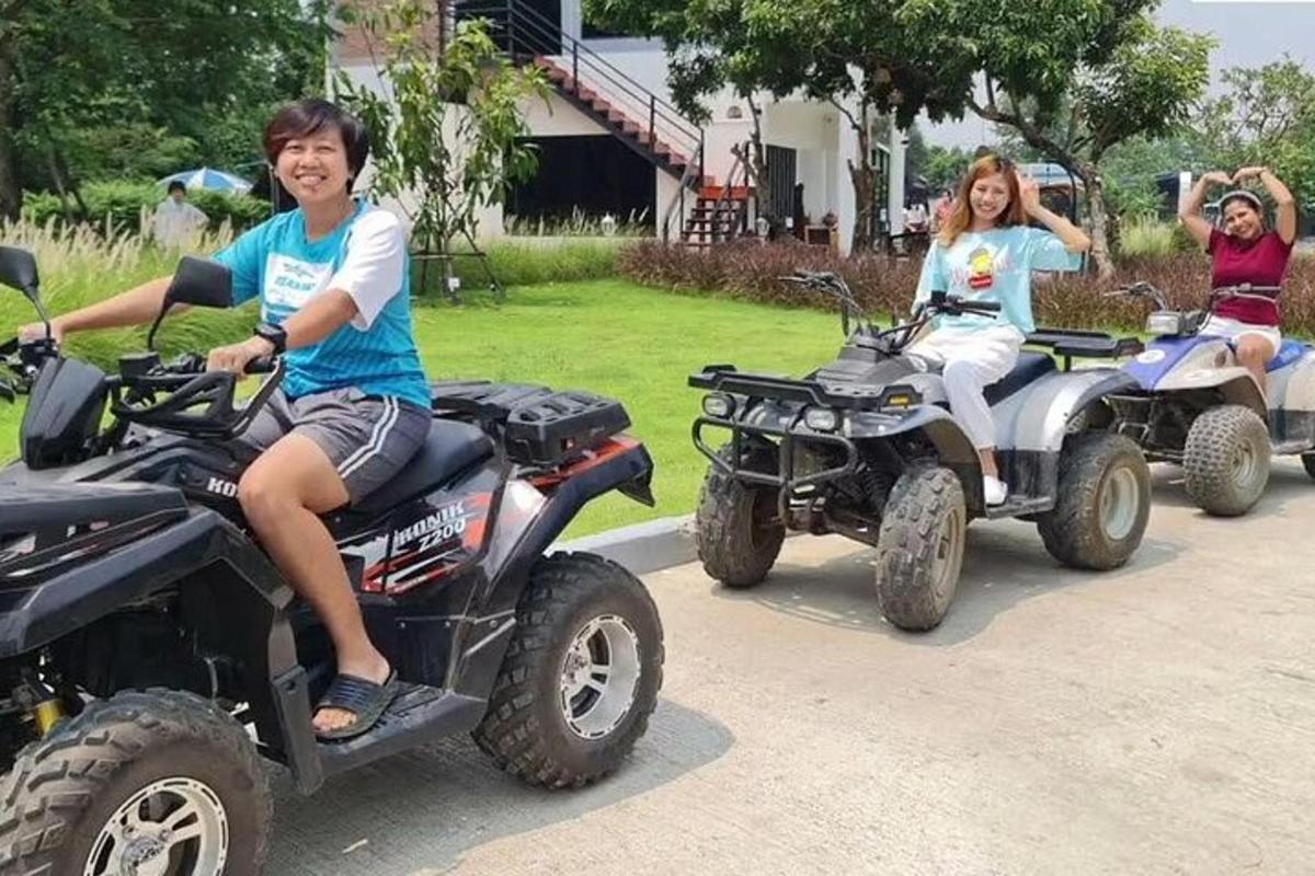 twee mensen op quads en een vrouw die erop rijdt