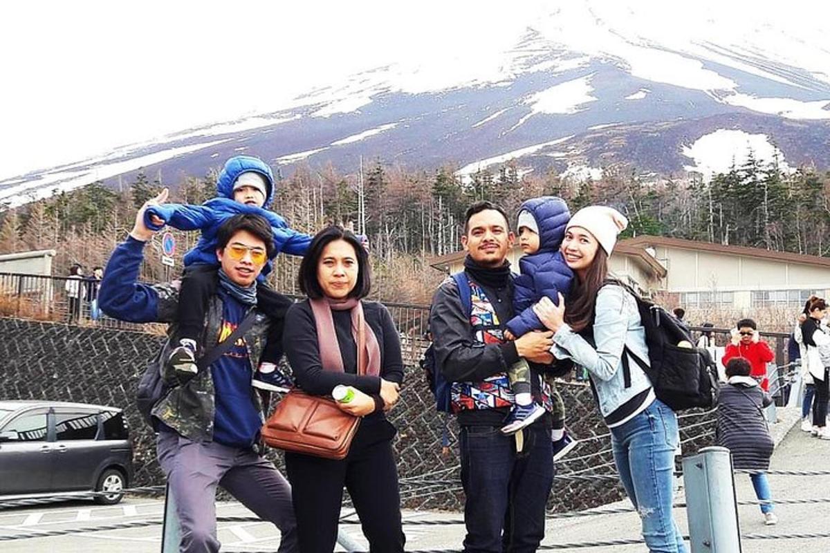 sekumpulan orang berdiri di hadapan gunung