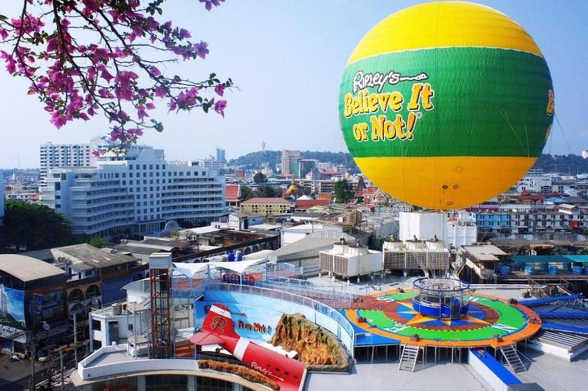 Ein großer Ballon fliegt über einer Stadt