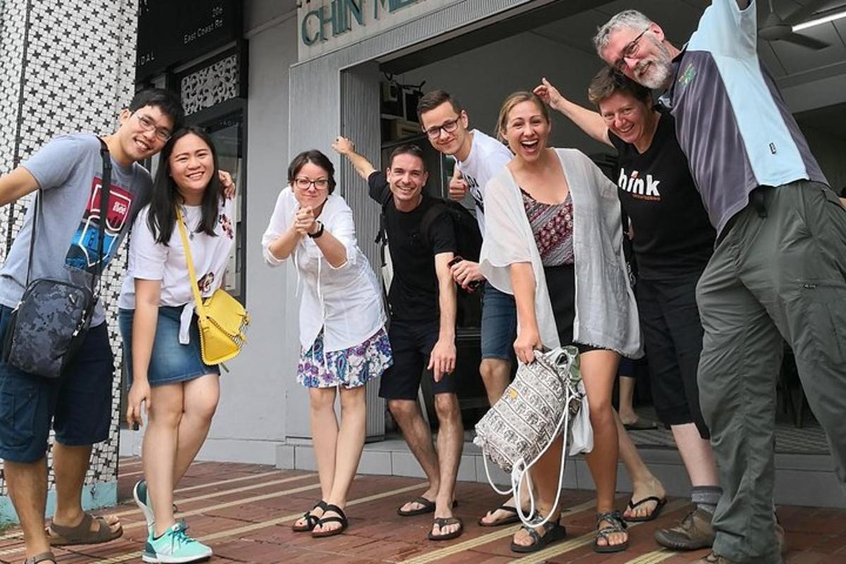 un grup de persones que es troben fora d'un edifici