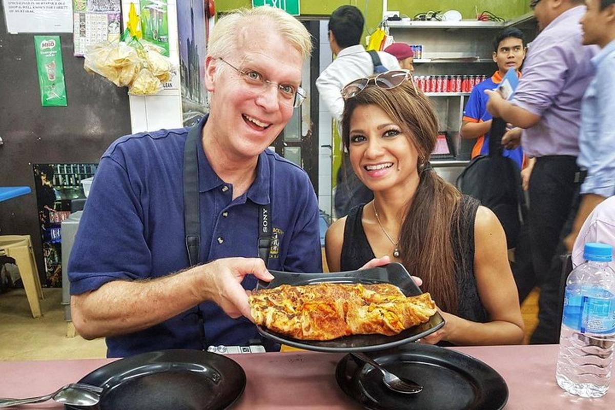 un home i una dona que sostenen un plat de pizza
