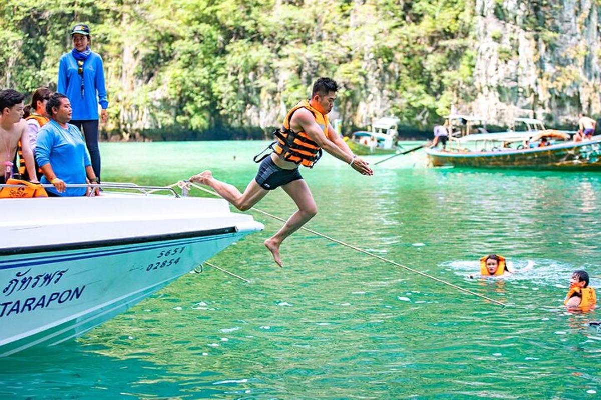 un uomo che salta da una barca in acqua